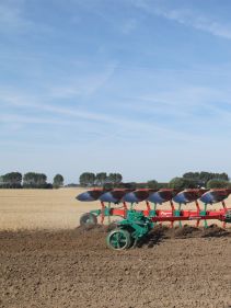 Kverneland EG LB efficient plough for medium to heavy soils, great range of accessories