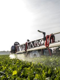 Kverneland iXtrack T3, compact sprayer, stable and precise with intelligent technology