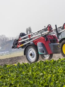 Kverneland iXtrack T3, compact sprayer, stable and precise with intelligent technology