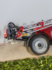 Trailed Sprayers - Kverneland iXtrack T3, compact sprayer, stable and precise with intelligent technology