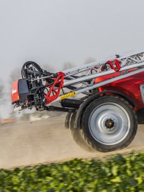 Kverneland iXtrack T3, compact sprayer, stable and precise with intelligent technology