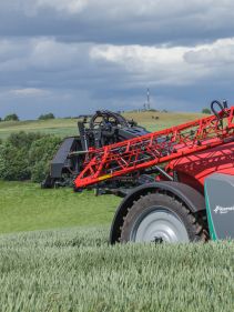 Kverneland iXtrack T3, compact sprayer, stable and precise with intelligent technology