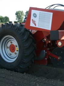 Kverneland Miniair Nova pneumatic precision seed drill for a large variety of natural, coated or pelleted seeds