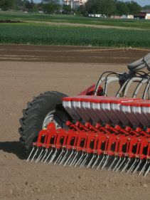 Kverneland Miniair Nova pneumatic precision seed drill for a large variety of natural, coated or pelleted seeds