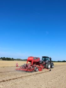 Kverneland u-drill, universal seed drill combination - seedbed preparation and levelling