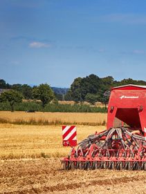 Kverneland u-drill, universal seed drill combination - seedbed preparation and levelling