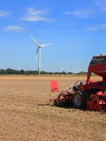 Kverneland u-drill, universal seed drill combination - seedbed preparation and levelling