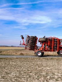 Kverneland u-drill, universal seed drill combination - seedbed preparation and levelling