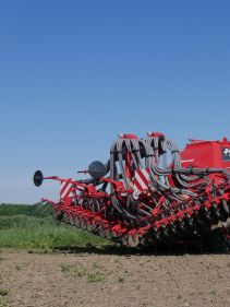 Kverneland u-drill, universal seed drill combination - seedbed preparation and levelling