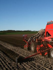 Kverneland u-drill, universal seed drill combination - seedbed preparation and levelling