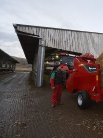 Bale Choppers - Feeders, Kverneland 864, provides more capacity and increased blowing performance during operation