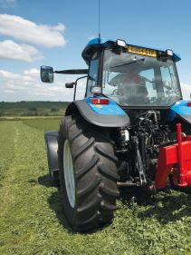 Kverneland 2500 H, hydraulic suspension and direct drive cutterbar for improved performance on field