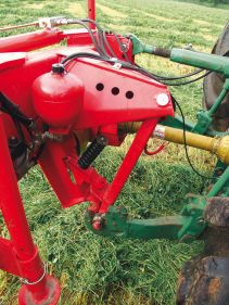 Kverneland 2500 H, hydraulic suspension and direct drive cutterbar for improved performance on field