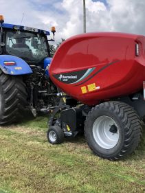 Fixed Chamber Round Balers - Kverneland 6500 F, operating on field with low power requirements