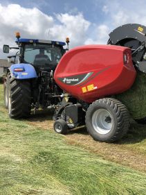 Fixed Chamber Round Balers - Kverneland 6500 F, operating on field with low power requirements