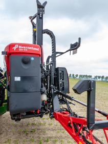 Kverneland iXter B mounted sprayer with 1000-1800 litre tanks and 15-30 metre booms, featuring iXspray, iXclean Pro, and iXflow-E for precision farming. Now with Skai camera system for the Benelux market.