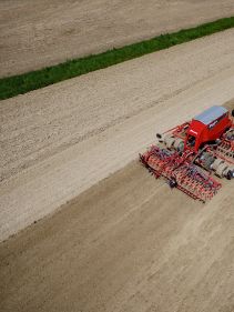 Kverneland u-drill, universal seed drill combination - seedbed preparation and levelling