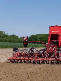 Kverneland u-drill, universal seed drill combination - seedbed preparation and levelling