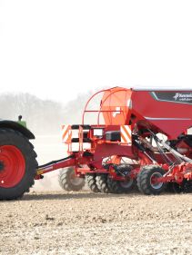 Kverneland u-drill plus, ombined grain and fertiliser version, operating at high speed