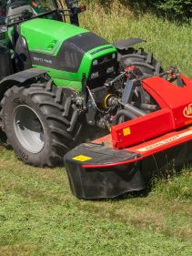 Plain Mowers - Vicon EXTRA 332XF, designed for narrow swathing and wide spreading, first front disc mower with with an actively driven swath former