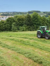 Plain Mowers - Vicon EXTRA 332XF, designed for narrow swathing and wide spreading, first front disc mower with with an actively driven swath former