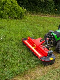 Plain Mowers - Vicon EXTRA 332XF, designed for narrow swathing and wide spreading, first front disc mower with with an actively driven swath former