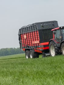 Plain Mowers - Vicon EXTRA 332XF, designed for narrow swathing and wide spreading, first front disc mower with with an actively driven swath former