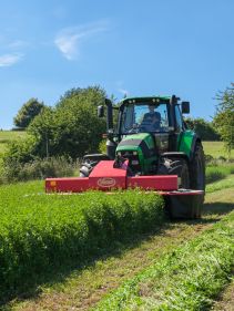 Plain Mowers - Vicon EXTRA 332XF, designed for narrow swathing and wide spreading, first front disc mower with with an actively driven swath former