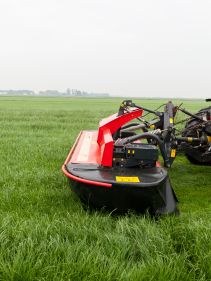 Plain Mowers - Vicon EXTRA 332XF, designed for narrow swathing and wide spreading, first front disc mower with with an actively driven swath former