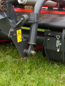 Plain Mowers - Vicon EXTRA 332XF, designed for narrow swathing and wide spreading, first front disc mower with with an actively driven swath former