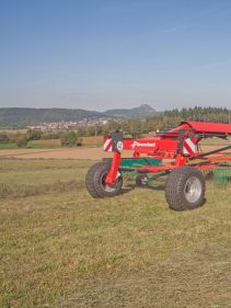 Double Rotor Rakes - Kverneland 9670S Evo & Vario, operating comfort, flexible and compact during transport and storage