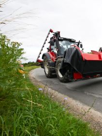 Plain Mowers - VICON EXTRA 328F - 332F - FRONT MOUNTED DISC MOWER, with its responsive headstock makes it easy to use