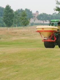 pendulum spreaders - Vicon SuperFlow PS403, operating on golf course