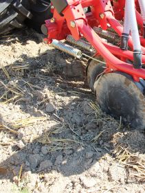 Kverneland u-drill, universal seed drill combination - seedbed preparation and levelling