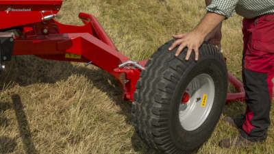 Round Bale Wrappers - Kverneland 7730, made for smaller tractors but still fully atuomatic