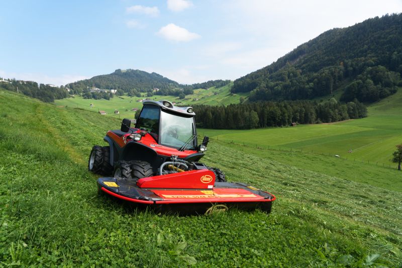 Plain Mowers - VICON EXTRA 328F - 332F - FRONT MOUNTED DISC MOWER, with its responsive headstock makes it easy to use