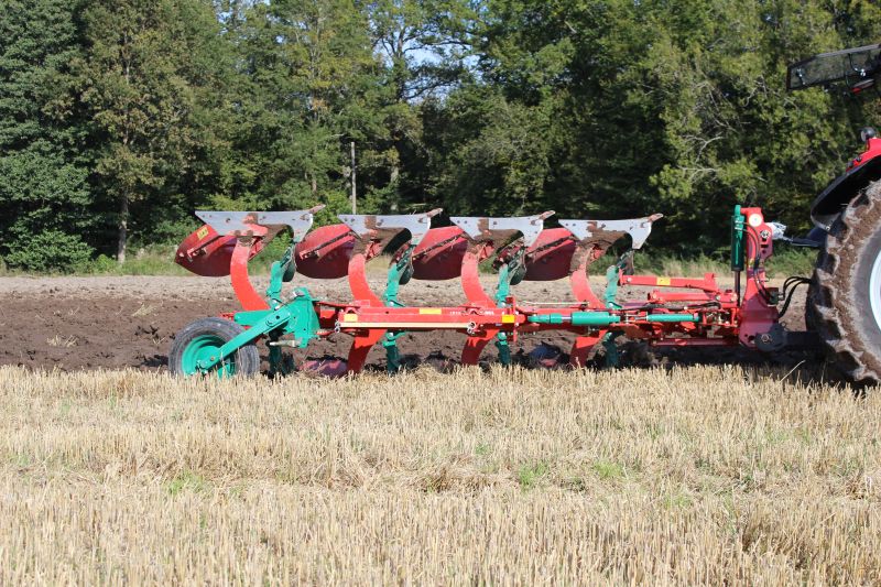 Reversible Mounted Ploughs - Kverneland 150 S Variomat, customized for high performance combined with low fuel consumption