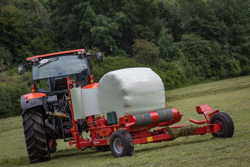 Round Bale Wrappers - Kverneland 7730, made for smaller tractors but still fully atuomatic