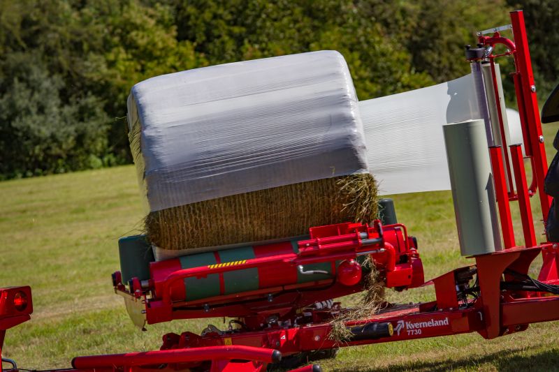 Round Bale Wrappers - Kverneland 7730, made for smaller tractors but still fully atuomatic