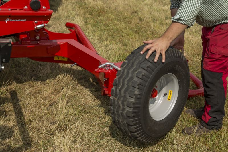 Round Bale Wrappers - Kverneland 7730, made for smaller tractors but still fully atuomatic