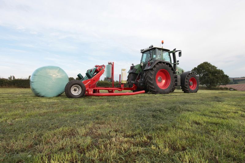 Round Bale Wrappers - Kverneland 7730, made for smaller tractors but still fully atuomatic