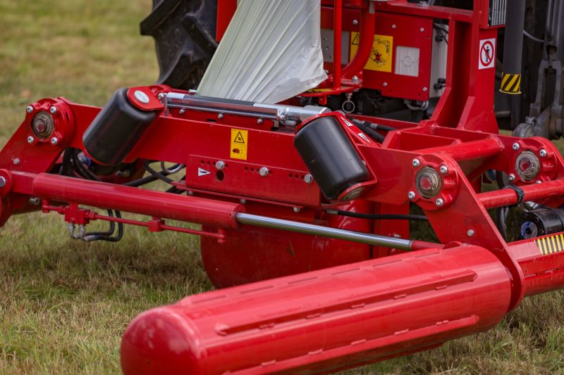 Round Bale Wrappers - Kverneland 7820, gently self-loading system and can wrap on the move so it operates effectively