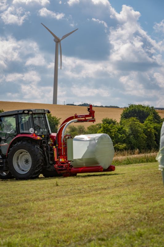 Round Bale Wrappers - Kverneland 7820, gently self-loading system and can wrap on the move so it operates effectively