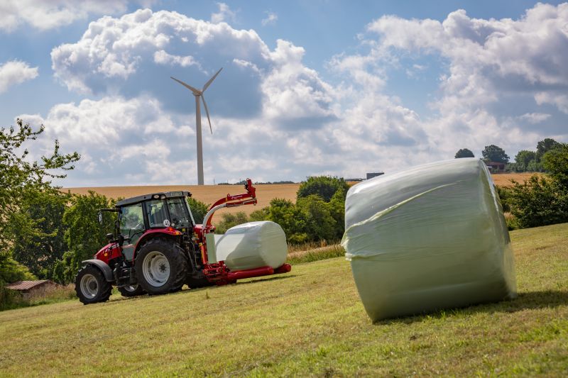 Round Bale Wrappers - Kverneland 7820, gently self-loading system and can wrap on the move so it operates effectively