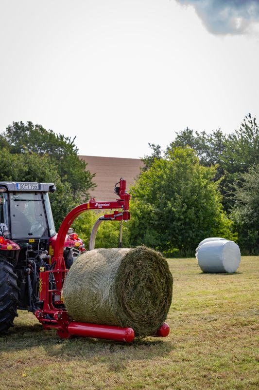 Round Bale Wrappers - Kverneland 7820, gently self-loading system and can wrap on the move so it operates effectively