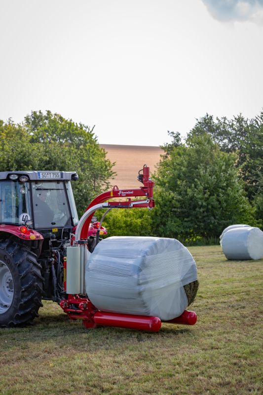 Round Bale Wrappers - Kverneland 7820, gently self-loading system and can wrap on the move so it operates effectively