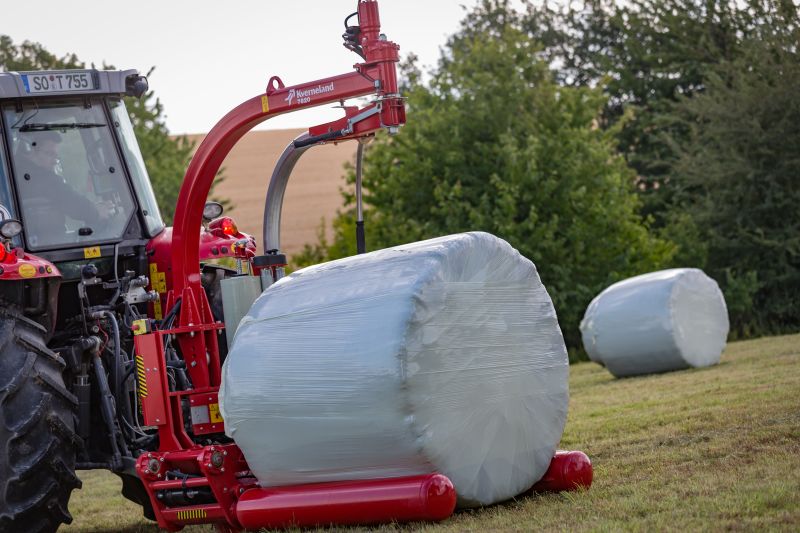 Round Bale Wrappers - Kverneland 7820, gently self-loading system and can wrap on the move so it operates effectively