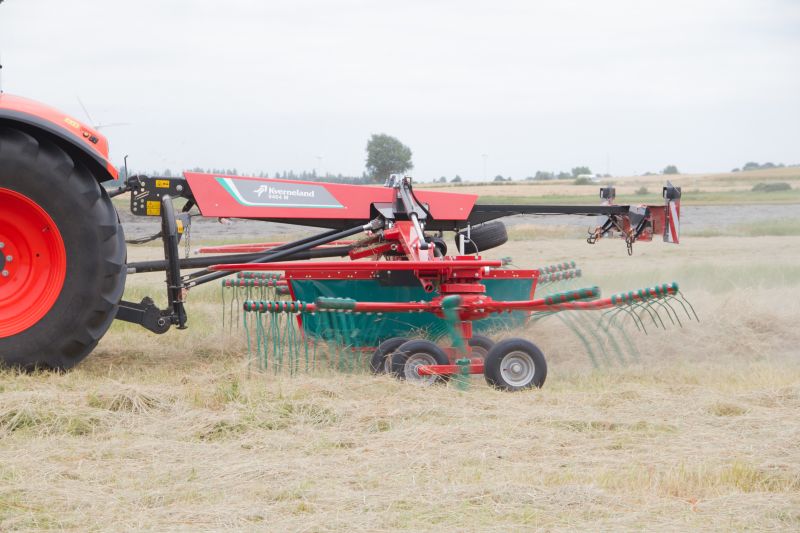 Double rotor rakes - Kverneland 9464M, maintenance friendly CompactLine Gearbox and a robust design for compact transportation and storage