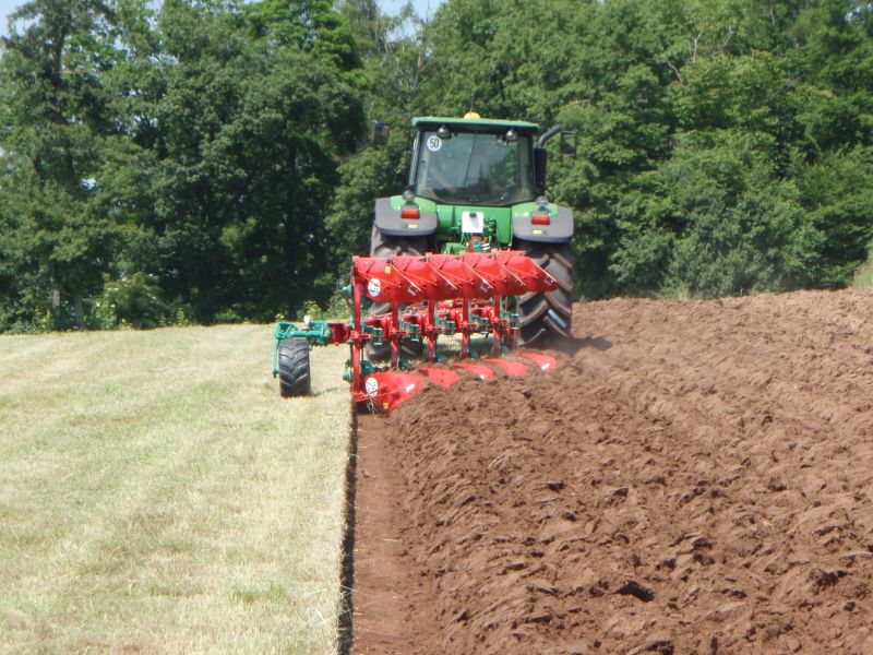 Kverneland EG LB efficient plough for medium to heavy soils, great range of accessories