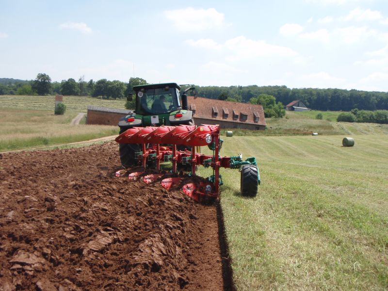 Kverneland EG LB efficient plough for medium to heavy soils, great range of accessories